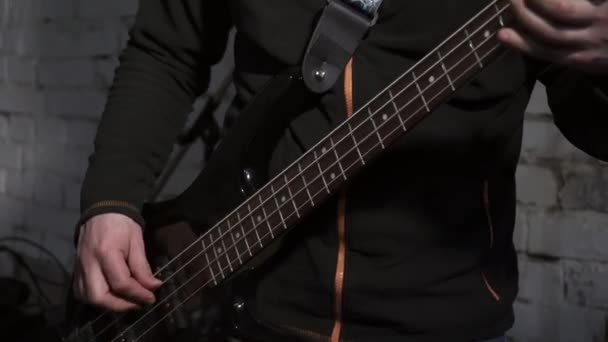 Close-up van een mens de elektrische gitaar spelen — Stockvideo