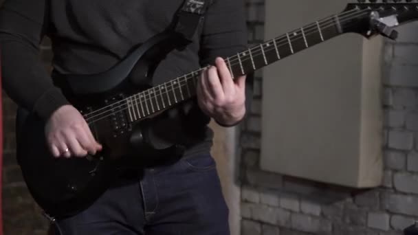 Primer plano de un joven tocando la guitarra eléctrica — Vídeos de Stock