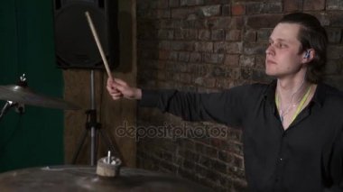 Rock grubunda davul yavaş oynayan adam