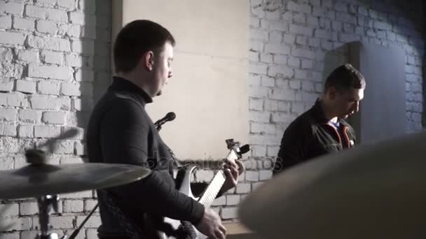 Репетиция рок-группы, мужчины играют на гитаре — стоковое видео