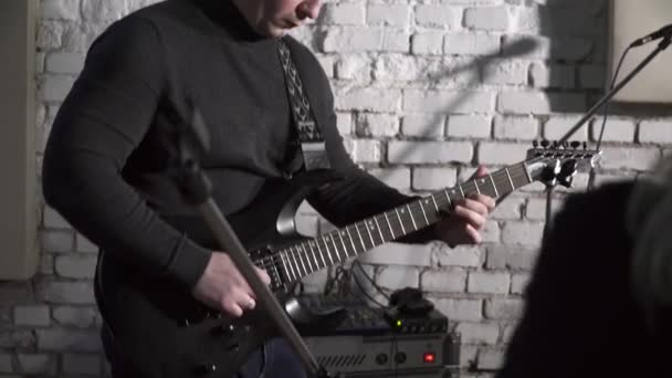 Adam gitar çalmak bir rock grubunun prova — Stok video