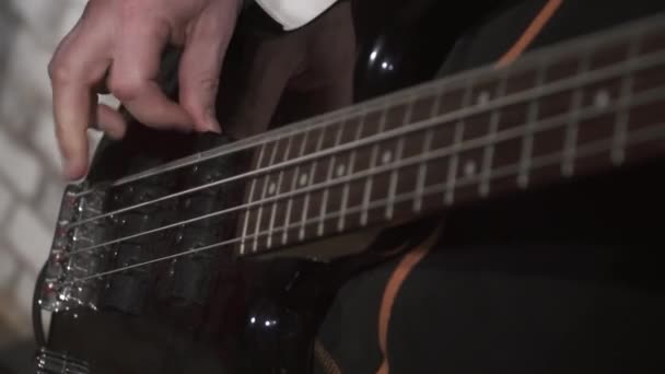 Närbild av mans händer spelar gitarr — Stockvideo