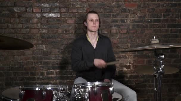 Junger Mann bezahlt auf dem Schlagzeug Zeitlupe — Stockvideo