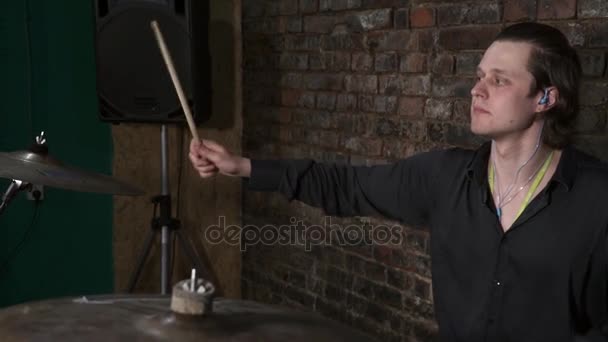 Man in rockband spelen van de drums Slowmotion — Stockvideo