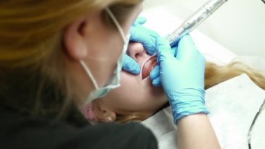 Şevval Özçelik Güzellik Salonu kalıcı makyaj yapıyor