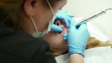 Şevval Özçelik Güzellik bir kadın için kalıcı makyaj yapıyor