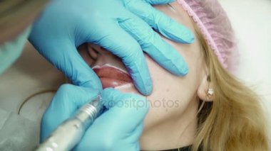 Şevval Özçelik Güzellik bir genç kadın portre için kalıcı makyaj yapma