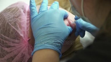 Kalıcı makyaj yapma güzellik uzmanı