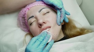 Dudak kalıcı makyaj yordamda bir Güzellik Salonu