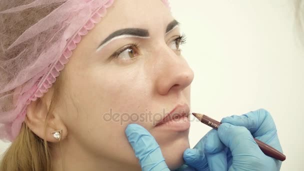 Kosmetolog förbereder ung kvinna för permanent makeup närbild — Stockvideo