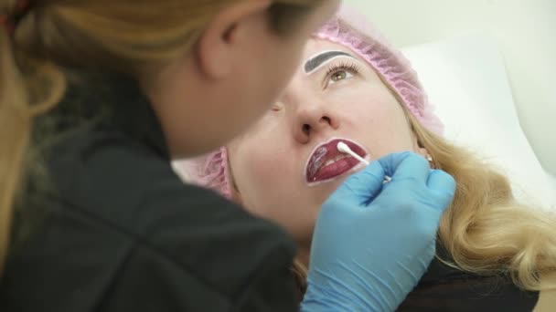 Schoonheidsspecialiste is het toepassen van lokale verdoving voordat de permanente make-up-procedure — Stockvideo