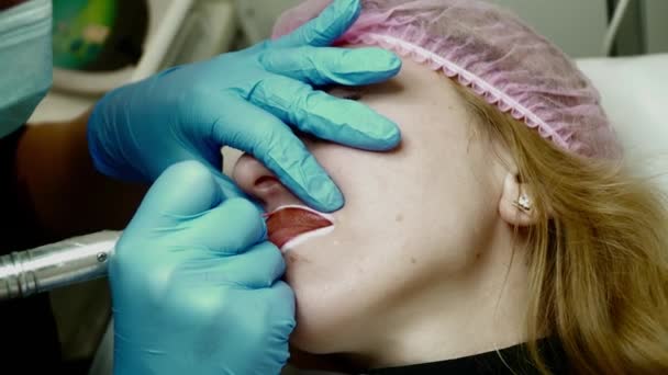 Estetista sta facendo il trucco permanente in primo piano salone — Video Stock