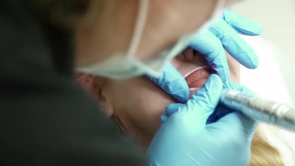 Schoonheidsspecialiste is het maken van de permanente make-up voor een jonge vrouw — Stockvideo