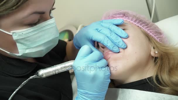 Cosmetologist está fazendo a maquiagem permanente — Vídeo de Stock