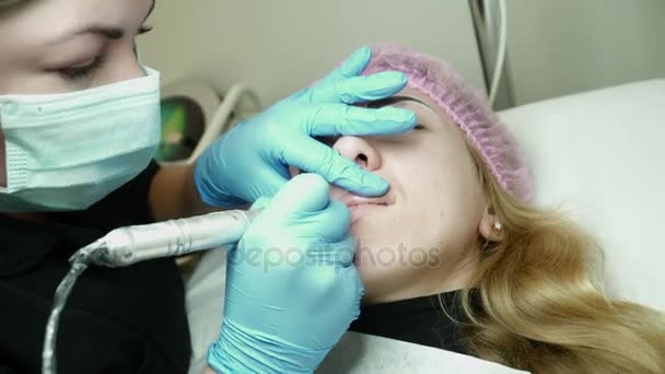 Kosmetolog robi Makijaż permanentny w piękności zbliżenie — Wideo stockowe