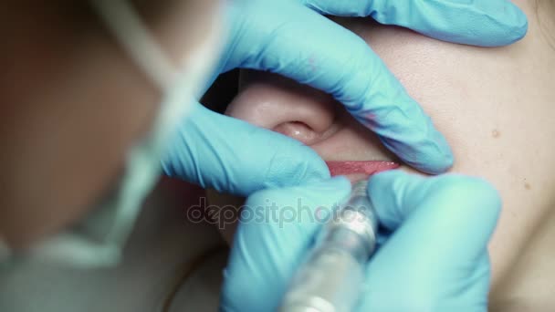 Cosmetologist καθιστώντας το μόνιμο μακιγιάζ για ένα closeup της γυναίκας — Αρχείο Βίντεο