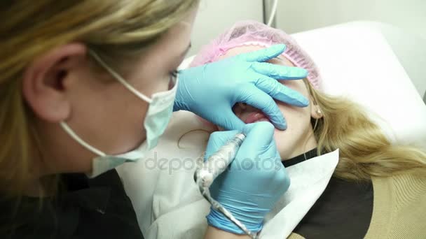 Cosmetologo sta riempiendo le labbra delle donne con trucco permanente — Video Stock