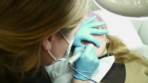 Kosmetolog fyller i kvinnans läppar med permanent makeup närbild — Stockvideo