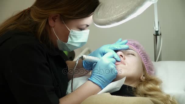 Makijaż permanentny procedury dla kobiety w salonie — Wideo stockowe