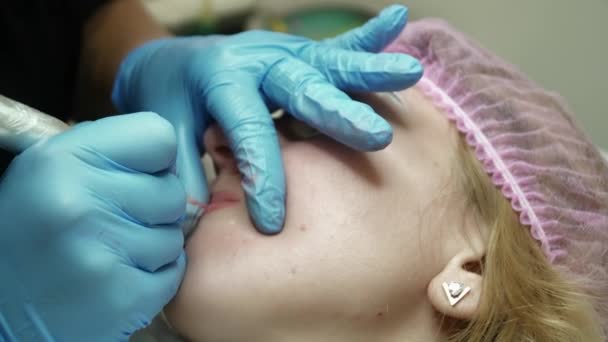 Permanent makeup förfarande i skönhetssalongen för en ung kvinna — Stockvideo