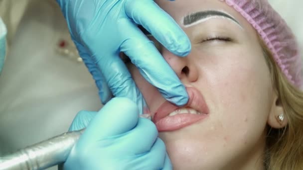 Procédure de maquillage permanent des lèvres gros plan — Video