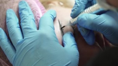 Şevval Özçelik Güzellik Güzellik salonunda bir kaş kalıcı makyaj yapıyor