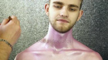 Makyaj sanatçısı genç kapsayan bir boya ile vücut mans