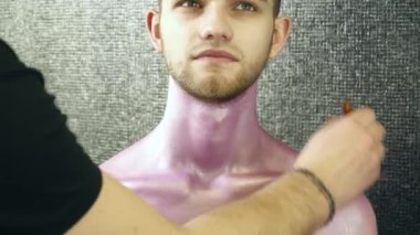 Makyaj sanatçısı kapsayan bir boya ile boyun mans