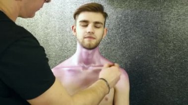 Makyaj sanatçısı kapsayan bir boya ile vücut mans