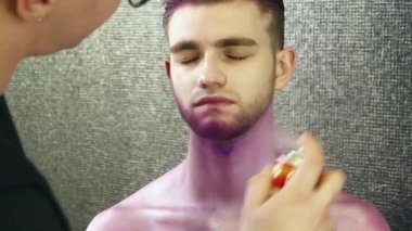 Vücut sanatı bir salon closeup yapma makyaj sanatçısı