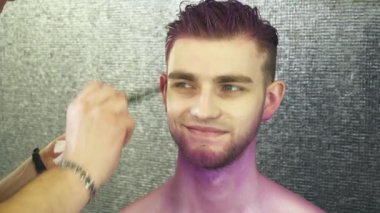 Makyaj sanatçısı bir salonda bir adam için vücut sanat yapma