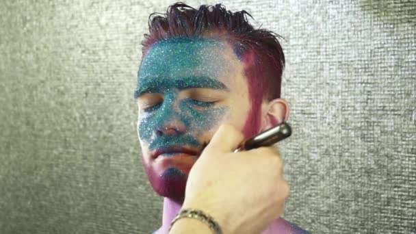 Artiste de maquillage créant un art corporel pour un jeune homme au ralenti — Video
