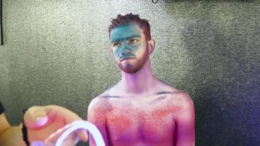 Makyaj sanatçısı peri ışıkları için vücut sanatı adamla yerleştirir