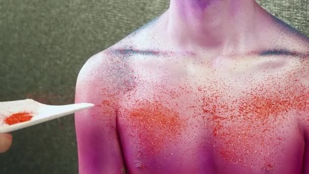 Maquillaje artista cubriendo joven mans cara con los destellos de primer plano — Vídeos de Stock