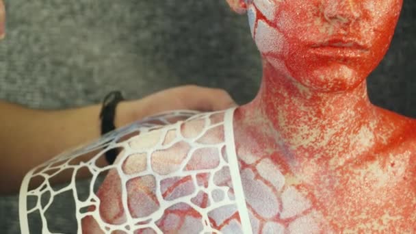 Létrehozása a body art womans vállát egy rajzsablon segítségével — Stock videók