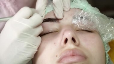 Şevval Özçelik Güzellik Güzellik salonunda bir microblading brocedure yapıyor