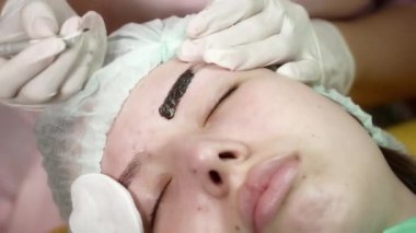 Şevval Özçelik Güzellik Güzellik Salonu closeup microblading brocedure yapıyor