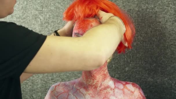 Maquillaje artista pone la peluca en la mujer con el arte corporal — Vídeos de Stock