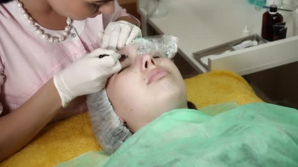Kosmetolog gör en microblading brocedure — Stockvideo