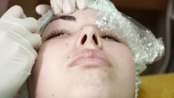 Beautician is making a microblading brocedure in salon — Stock Video