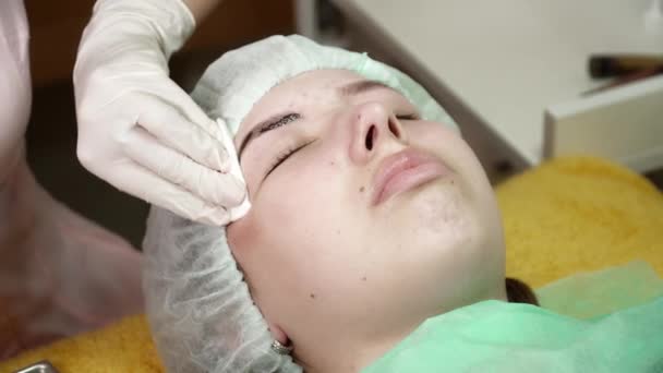 Kosmetolog gör en microblading brocedure för en kvinna i skönhetssalong närbild — Stockvideo
