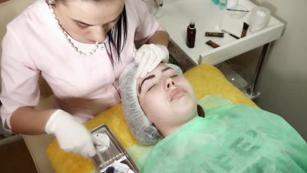 Kosmetolog robi procedurę microblading w salonie piękności — Wideo stockowe