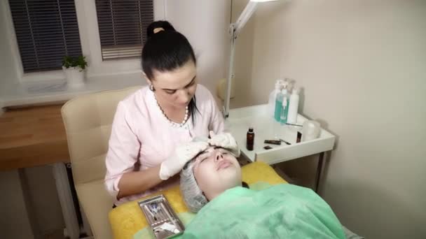 Kosmetikerin macht Microblading-Verfahren für eine Frau — Stockvideo