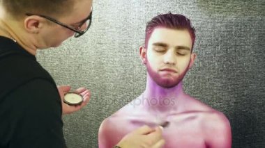 Maleup sanatçı bir vücut sanatı oluşturma