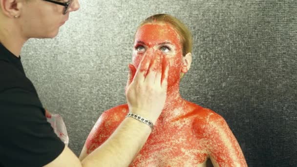 Make-up-Artist bedeckt jungen Frauenkörper mit den Funkeln — Stockvideo