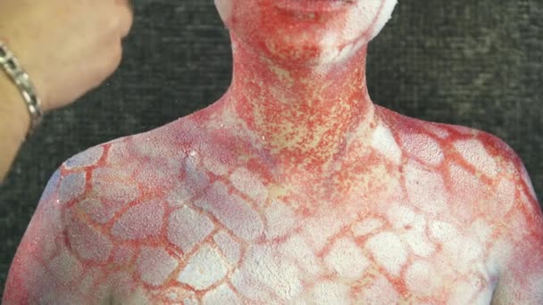 Make-up artiest een mooi lichaam kunst maken — Stockvideo