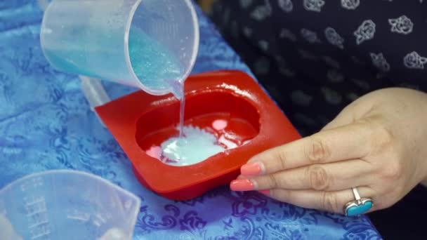 Le mani di donne anziane versano la base di sapone con scintille alla sagoma — Video Stock