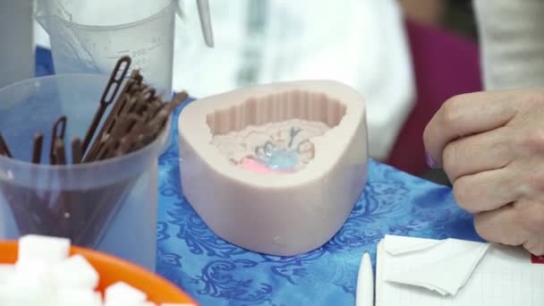 Mains de vieilles femmes versant la base de savon au modèle de coeur rose pour la création de savon à la main — Video