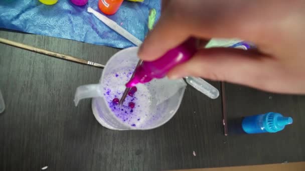 Смешивание мыльного основания с розовым вкусом в стекле — стоковое видео