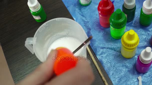 Mischen der Seifenbasis mit dem Orangengeschmack im Glas — Stockvideo